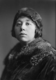 Akins, Zoe¨, Miss, portrait photograph, between 1914 and 1924. Creator: Arnold Genthe