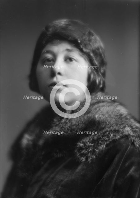 Akins, Zoe¨, Miss, portrait photograph, between 1914 and 1924. Creator: Arnold Genthe.