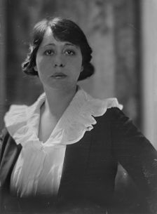 Akins, Zoe¨, Miss, portrait photograph, between 1914 and 1924. Creator: Arnold Genthe