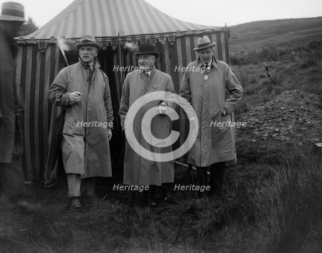Alderman GF Fosdyke, Sir William Graham and Sir Julian Orde, Caerphilly Hillclimb, Wales, 1922. Artist: Bill Brunell.