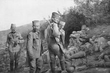 Alexandre de Serbie au front de Monastir; Le prince a rencontre un blesse serbe qui attendait des s Creator: Vladimir Betzitch