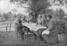 Alexandre de Serbie au front de Monastir; Le prince Alexandre a fait asseoir a sa table,dresse en p Creator: Vladimir Betzitch