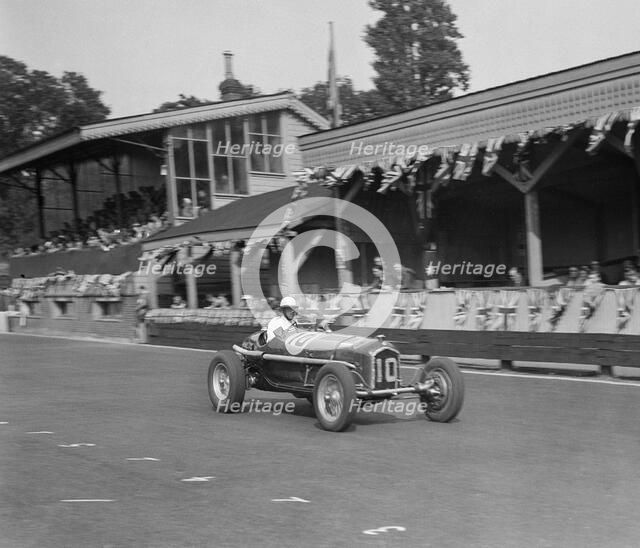Alfa Romeo Monza of Kenneth Evans racing at Crystal Palace, London, 1939. Artist: Bill Brunell.