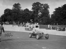 Alfa Romeo of Kenneth Evans taking the chequered flag at Crystal Palace, 1939. Artist: Bill Brunell