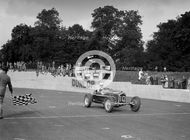 Alfa Romeo of Kenneth Evans taking the chequered flag at Crystal Palace, 1939. Artist: Bill Brunell.