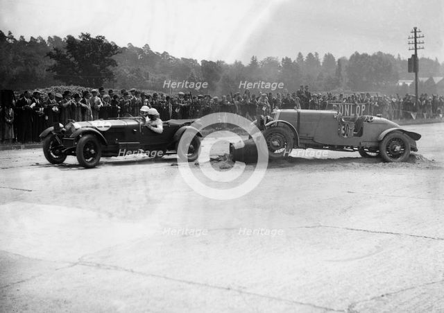 Alfa Romeo passing R Childe's crashed Lea-Francis, BARC 6-Hour Race, Brooklands, Surrey, 1929, Artist: Bill Brunell.