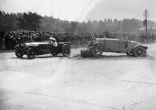Alfa Romeo passing R Childe's crashed Lea-Francis, BARC 6-Hour Race, Brooklands, Surrey, 1929, Artist: Bill Brunell