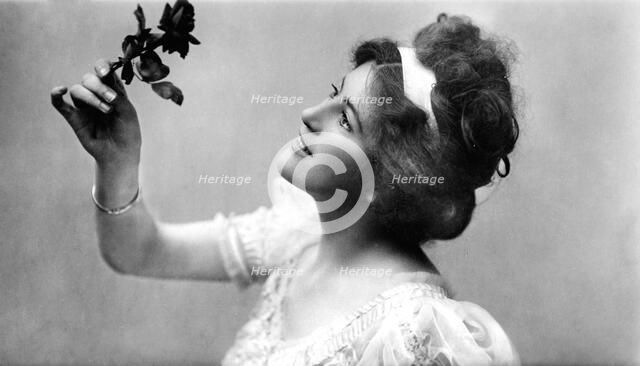 Alice Crawford (1882-1931), English actress, 1907.Artist: Raphael Tuck & Sons