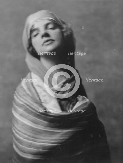 Allan, Maud, Miss, portrait photograph, 1916 Nov. 23. Creator: Arnold Genthe.