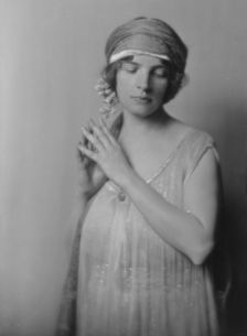 Allan, Maud, Miss, portrait photograph, 1916 Nov. 23. Creator: Arnold Genthe