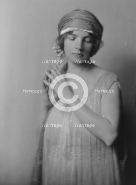 Allan, Maud, Miss, portrait photograph, 1916 Nov. 23. Creator: Arnold Genthe.