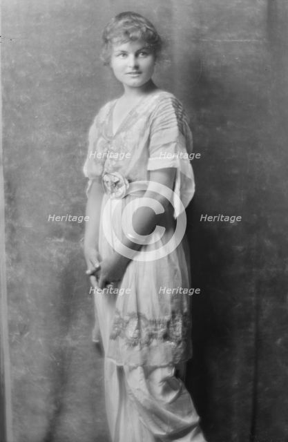 Allen, Dorothy, Miss, portrait photograph, 1914 Aug. 13. Creator: Arnold Genthe.