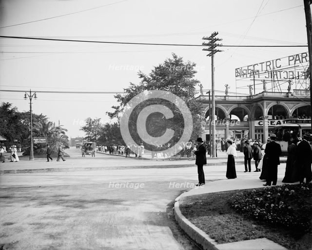 Approach to Belle Isle Bridge, Detroit, Mich., between 1900 and 1910. Creator: Unknown.