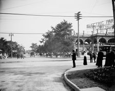 Approach to Belle Isle Bridge, Detroit, Mich., between 1900 and 1910. Creator: Unknown