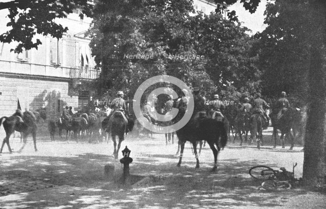 'Apres la prise de Gorizia - La cavalerie italienne devant le Palais du Commandement', 1916. Creator: Unknown.