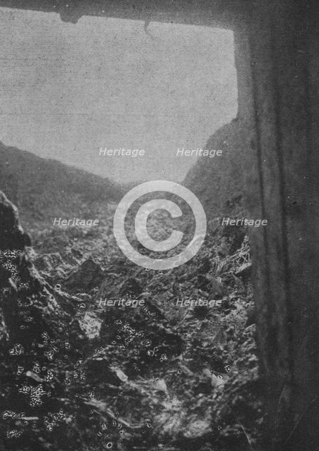 'Apres la reprise du Fort de Douaumont; fosse Nord-Ouest-Sud-Ouest vu du coffre Nord-Ouest', 1916. Creator: Unknown.