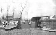 'Apres le Combat; Une sentinelle francaise veille le corps d'un aviateur ennemi reposant..., 1916. Creator: Unknown