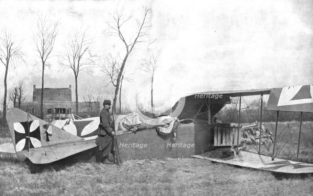 ''Apres le Combat; Une sentinelle francaise veille le corps d'un aviateur ennemi reposant..., 1916. Creator: Unknown.