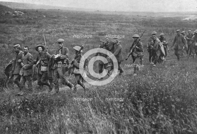 'Apres les succes Britanniques au Nord de la Somme; Prisonniers blesses diriges de..., 1916. Creator: Unknown.
