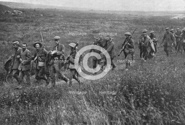 'Apres les succes Britanniques au Nord de la Somme; Prisonniers blesses diriges de..., 1916. Creator: Unknown.