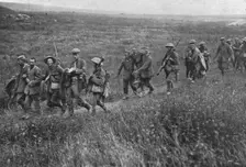 Apres les succes Britanniques au Nord de la Somme; Prisonniers blesses diriges de..., 1916. Creator: Unknown