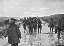 Apres notre succes du 15 decembre au Nord de Verdun; un convoi de 300 prisonniers...,1916. Creator: Unknown