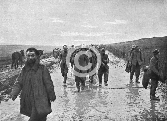 'Apres notre succes du 15 decembre au Nord de Verdun; un convoi de 300 prisonniers...,1916. Creator: Unknown.