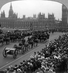 Artillery in the Great March of the Empire's Forces, Westminster Bridge, London, 1919(?).Artist: Realistic Travels Publishers
