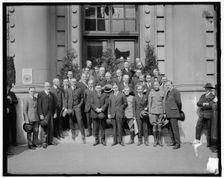 Artist's dinner, between 1910 and 1920. Creator: Harris & Ewing