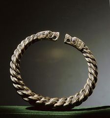 Arm ring, terminating in dragon-heads