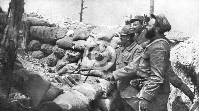 'Armement Nouveau; Batterie de quatre engins dits "taupias"', 1915. Creator: Unknown.