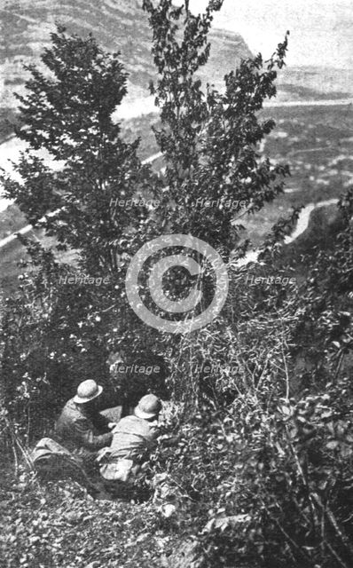 'Arret et recul Autrichiens; A l'aile gauche italienne, au Coni Zugna: poste d'observation..., 1916. Creator: Unknown.