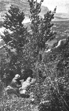 Arret et recul Autrichiens; A l'aile gauche italienne, au Coni Zugna: poste d'observation..., 1916. Creator: Unknown