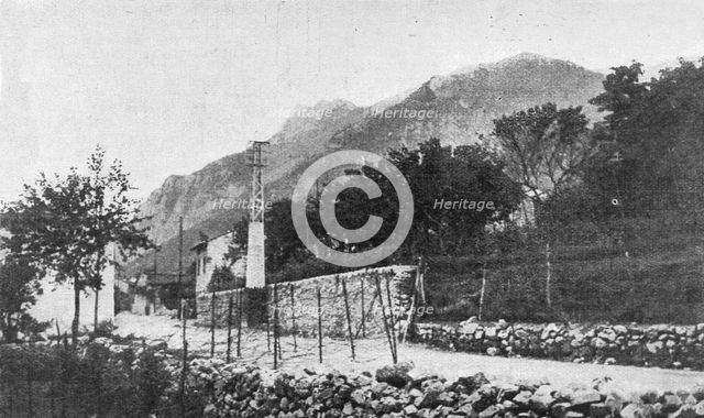 'Arret et recul Autrichiens, Val d'Astico, 17 juin 1916; Monte Cengio, sur le rebord..., 1916. Creator: Unknown.
