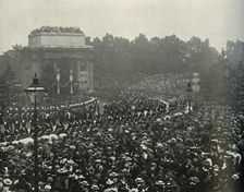 Arrival of the Canadian Premier (The Hon. Wilfrid Laurier) at Hyde Park Corner 1897. Artist: E&S Woodbury