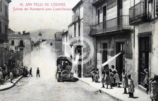 Arrival of a car on the streets of Sant Feliu de Codines, postcard from 1912.
