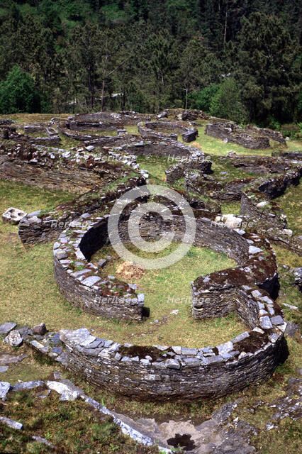 Asturian - Roman village, with houses, walls and moats of circular, oval or rectangular plant in …
