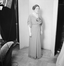 Ashton, E.L., Mrs., portrait photograph, between 1926 and 1942. Creator: Arnold Genthe