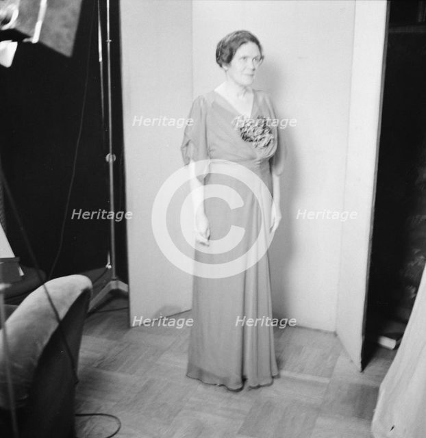 Ashton, E.L., Mrs., portrait photograph, between 1926 and 1942. Creator: Arnold Genthe.