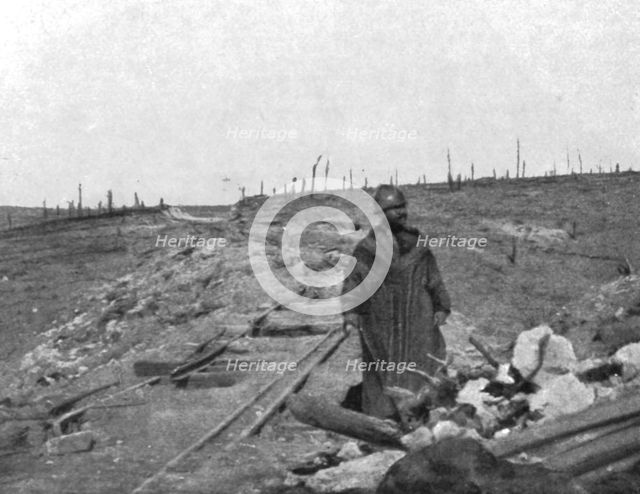 'Aspects du champ de bataille de Verdun; Officier d'une division marocaine sur l'ancien..., 1916. Creator: Unknown.