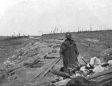 Aspects du champ de bataille de Verdun; Officier d'une division marocaine sur l'ancien..., 1916. Creator: Unknown