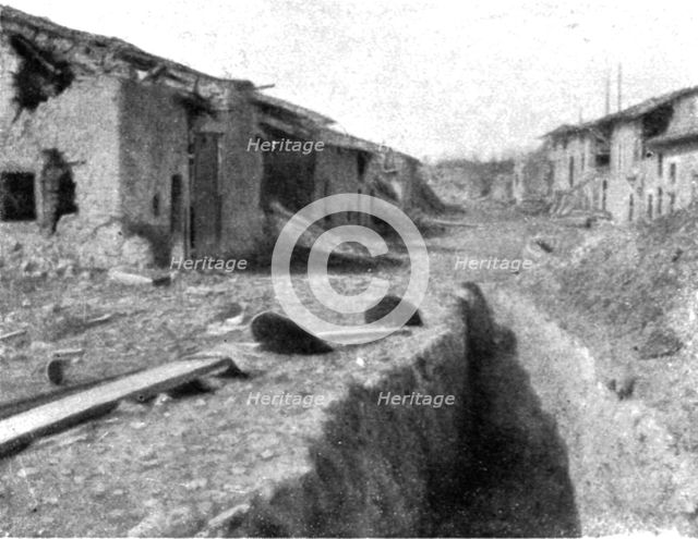 'Aspects du champ de bataille de Verdun; route traversant le village dispute de Cumieres..., 1916. Creator: Unknown.