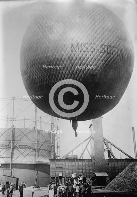 Assman's Balloon, between c1910 and c1915. Creator: Bain News Service.