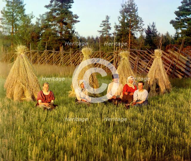At harvest time [Russian Empire], 1909. Creator: Sergey Mikhaylovich Prokudin-Gorsky.
