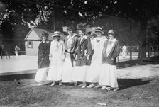 At tennis tournament, Morristown - Misses Hamilton, Crag, Stephens, Hamilton, [Gertrude] Della Torre Creator: Bain News Service