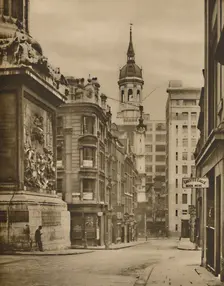At the Base of the Monument of Fish Street Hill c1935. Creator: Donald McLeish