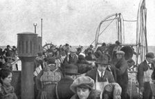 Attendant des secoure ou la mort; Cote babord: a droite, des passagers prennent place dans un canot Creator: Unknown