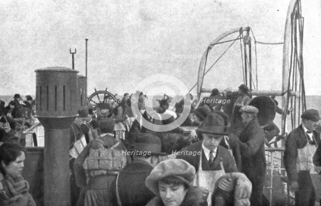 'Attendant des secoure ou la mort; Cote babord: a droite, des passagers prennent place dans un canot Creator: Unknown.