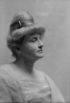 Atherton, Gertrude, portrait photograph, 1912 May 22. Creator: Arnold Genthe
