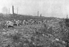 Au Combat; Pres de la ferme du Bois-Labe, pris le 13 septembre: au cours de leur progression, nos h Creator: Unknown